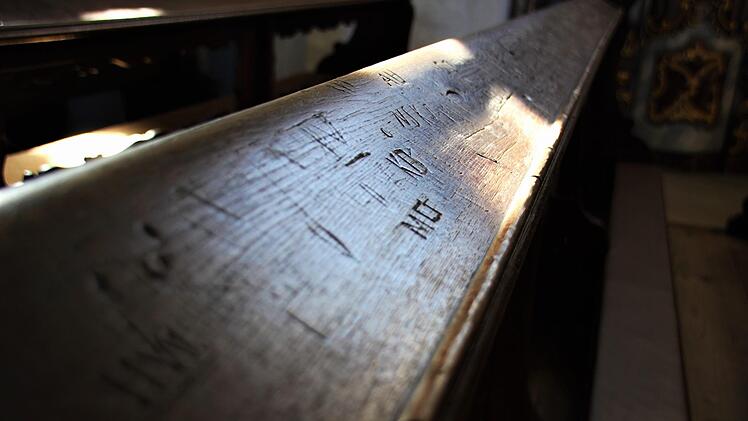 Die Kirchenb&auml;nke sind leer, denn aktuell finden keine Gottesdienste statt. Das gilt auch f&uuml;r Beerdigungen.