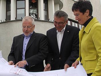 Architekt Hans-Hermann Drenske, Oskar Schmidt und Inge Aures (von links) bei der Vorstellung der Pläne für den Umbau des Seniorenheims Am Rasen.  Foto: Archiv/Stephan Tiroch