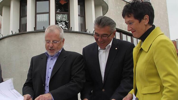 Architekt Hans-Hermann Drenske, Oskar Schmidt und Inge Aures (von links) bei der Vorstellung der Pläne für den Umbau des Seniorenheims Am Rasen.  Foto: Archiv/Stephan Tiroch