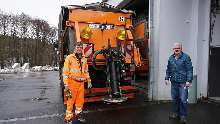 Dirk Braune ist Fahrer im Winterdienst auf der Strecke zwischen der  Schwedenschanze und Bad Neustadt. Mit im Bild  Karl-Heinz Baumeister,  Dienststellenleiter der Straßenmeisterei Rödelmaier, der auch für die  Außenstellen in Bischofsheim und Bad Königshofen zuständig ist.  Foto: Marion Eckert