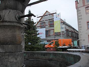 Am weihnachtlich geschmückten Marktplatz entsteht derzeit das neue Bürgerhaus der Stadt Hammelburg. Eigentlich sollte es im Juli fertig werden, allerdings gibt es aktuell einige Monate Verzögerung.