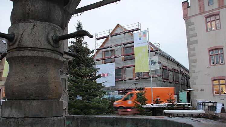 Am weihnachtlich geschmückten Marktplatz entsteht derzeit das neue Bürgerhaus der Stadt Hammelburg. Eigentlich sollte es im Juli fertig werden, allerdings gibt es aktuell einige Monate Verzögerung.