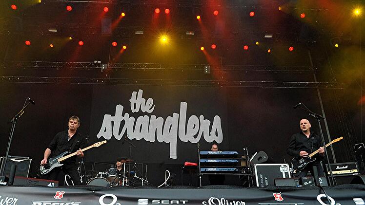 The Stranglers heizen dem rockenden Park ein.