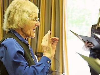 Chorleiterin Dorothea Jensch gibt mit ihren Händen den 17 Sängerinnen und Sängern der Liedertafel den Ton an.Fotos: Veronika Schadeck