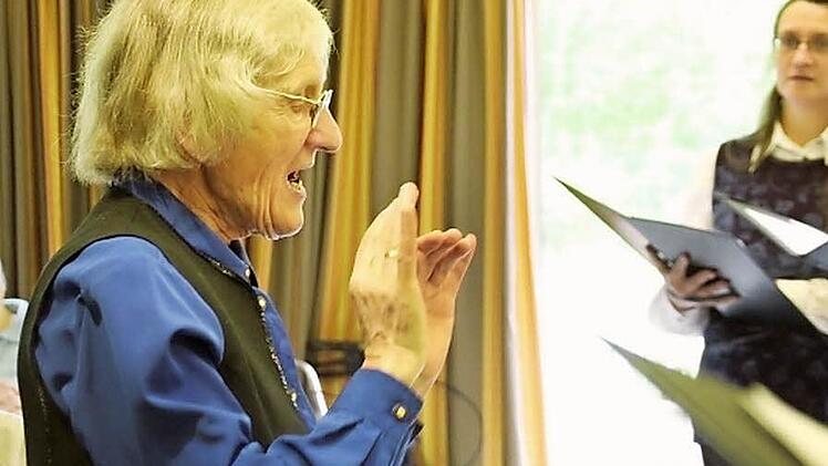 Chorleiterin Dorothea Jensch gibt mit ihren Händen den 17 Sängerinnen und Sängern der Liedertafel den Ton an.Fotos: Veronika Schadeck