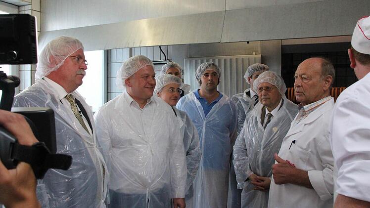 Politiker und Medienvertreter mussten Schutzkleidung überstreifen, der Hygiene wegen.