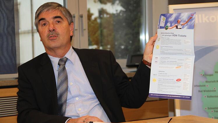 Ab 6. Dezember erhält jeder Haushalt die VGN-Broschüre mit einem Überblick über das Ticketsortiment, informiert VGN-Geschäftsführer Jürgen Haasler. Foto: Gerda Völk