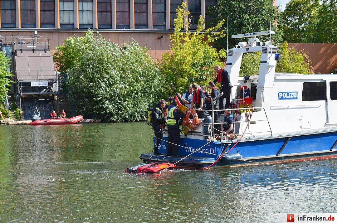 Auto geht im Main in Würzburg unter