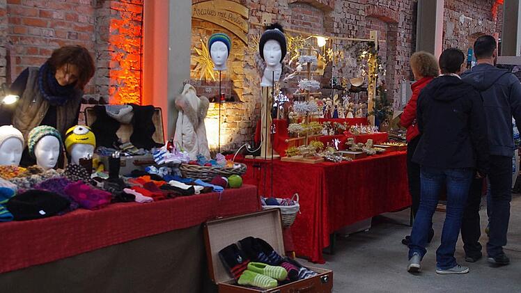 Beim Martini Markt gab es jede Menge wunderschöne, selbst hergestellte Weihnachtsdeko zu bewundern und natürlich auch zu kaufen.  Foto: Heike Schülein