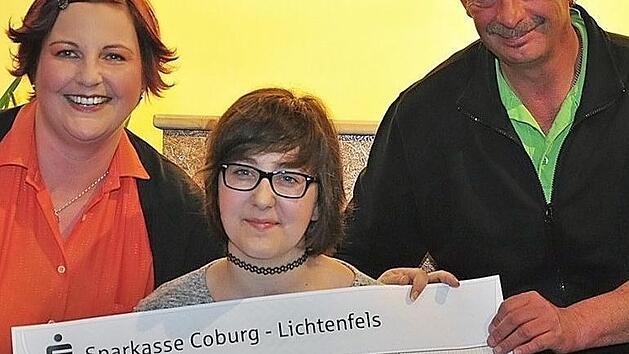 Jutta Fleischmann (li.) und Werner Troche überreichen den Scheck an Laura. Foto: Hauber