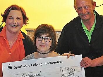 Jutta Fleischmann (li.) und Werner Troche &uuml;berreichen den Scheck an Laura. Foto: Hauber
