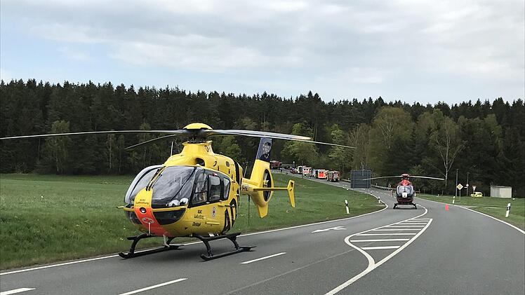 In Seelohe (Rehau im Kreis Hof) ist es zu einem schweren Verkehrsunfall gekommen. Mehrere Menschen wurden verletzt, zahlreiche Rettungskr&auml;fte sind vor Ort.  Foto: NEWS5 / Fricke
