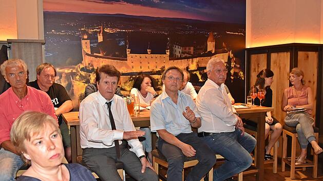 Im "Bayrish Pub" trat die CSU/JC-Fraktion in den Dialog mit den Einzelhändlern und Ladeninhabern. IHK-Präsident Friedrich Herdan (mit dunkler Krawatte) sieht den Einzelhandel als extrem wichtig für die Stadt an. Foto: Gabi Arnold