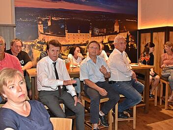Im "Bayrish Pub" trat die CSU/JC-Fraktion in den Dialog mit den Einzelhändlern und Ladeninhabern. IHK-Präsident Friedrich Herdan (mit dunkler Krawatte) sieht den Einzelhandel als extrem wichtig für die Stadt an. Foto: Gabi Arnold