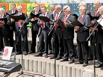 Der gastgebende Chor "Fidelia Münchaurach" präsentierte leichte Kost wie "Wochenend und Sonnenschein".