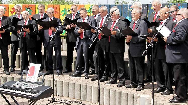 Der gastgebende Chor "Fidelia Münchaurach" präsentierte leichte Kost wie "Wochenend und Sonnenschein".
