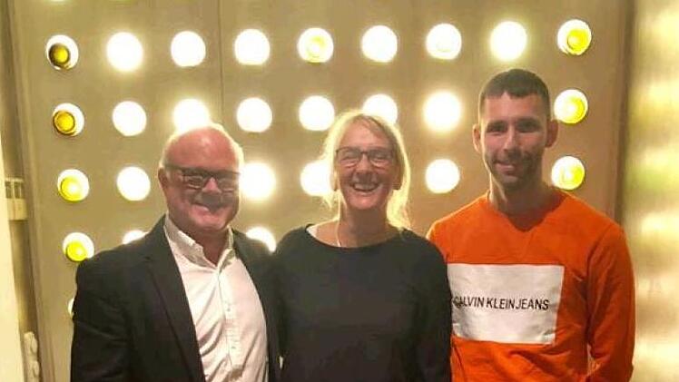 Der Coburger Hotelier Bernd Glauben (links), seine Frau Barbara Glauben-Woy und Marcus Wöhrl, Vorstand der Dormero Hotel AG, unterzeichneten am Dienstag die Verträge. privat