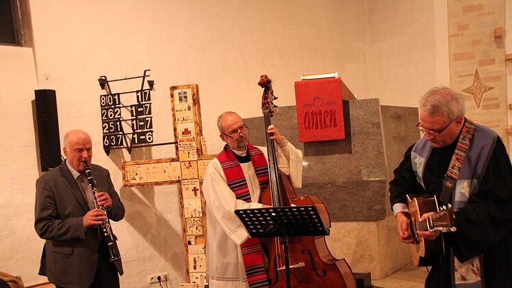 Eingespielt: Der evangelische Pfarrer Gerd Kirchner (von rechts), sein katholischer Kollege Armin Haas und Walter Gutmann aus Wildflecken  gestalteten den Gottesdienst musikalisch. Foto: Ulrike Müller