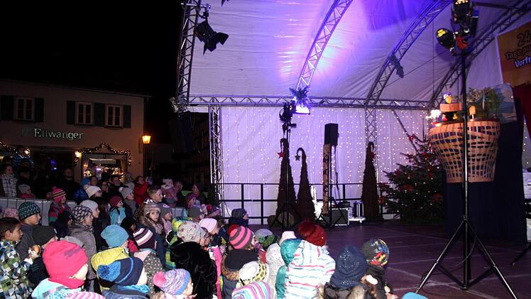 Impressionen vom ersten Türla des Lebendigen Adventskalenders     Foto: Richard Sänger