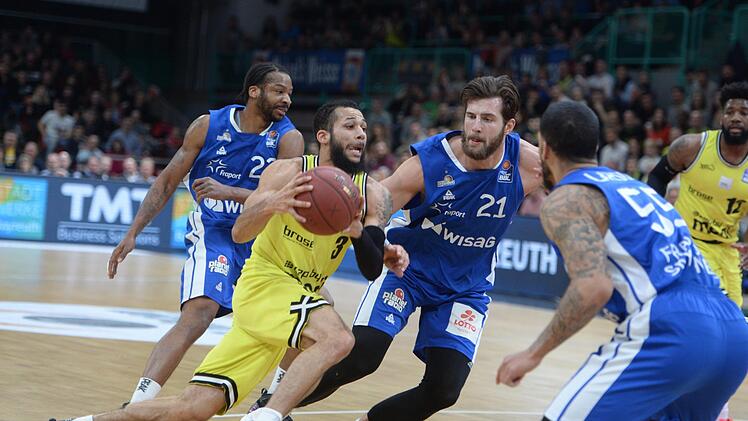 Kassius Robertson zieht zum Korb. Der gebürtige Bayreuther Leon Kratzer (Nummer 21) und  Tyler Larson (rechts) können ihn nicht stoppen. Foto: Peter Mularczyk