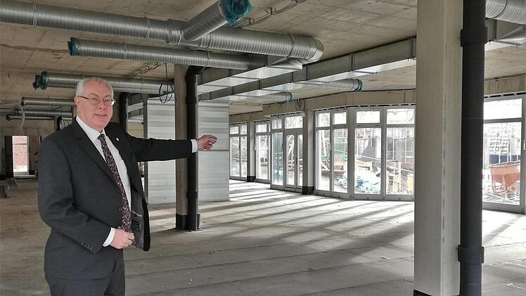 Hoteldirektor Pascal Muller zeigt aus dem neuen Restaurant auf den neuen Bettentrakt.  Fotos: Sigismund von Dobschütz