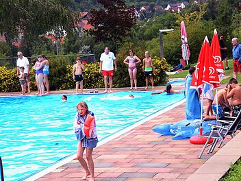 Das Maßbacher Freibad ist der Gemeinde lieb und teuer. Der Marktgemeinderat  genehmigte ohne Diskussion den Jahresabschluss für 2019, der ein Defizit  von knapp 135.000 Euro ausweist. Foto: Archiv Dieter Britz