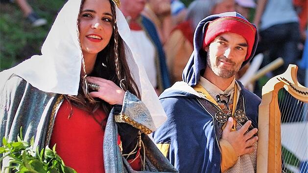 Traumpaar des Mittelalters Graf Otto von Botenlauben (Knud Seckel) und Gr&auml;fin Beatrix v. Courtenay (Catherine Vogel)