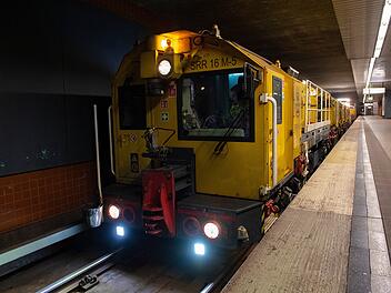 Spezieller Zug auf N&uuml;rnberger U-Bahn-Strecken unterwegs - Schienenersatzverkehr