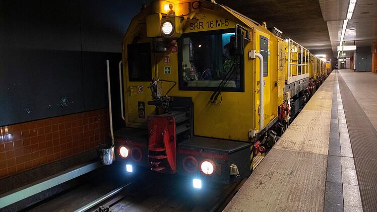 Spezieller Zug auf N&uuml;rnberger U-Bahn-Strecken unterwegs - Schienenersatzverkehr