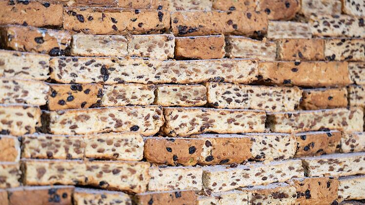 Dresdner Bäcker arbeiten an Riesenstollen für das Stollenfest