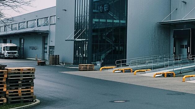 Maschinenbauer, Anlagenbauer, Fabrikhalle, Fertigung, Produktion, Autozulieferer, Industriehalle, Spedition, Logistik, Lkw