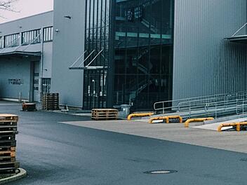 Maschinenbauer, Anlagenbauer, Fabrikhalle, Fertigung, Produktion, Autozulieferer, Industriehalle, Spedition, Logistik, Lkw