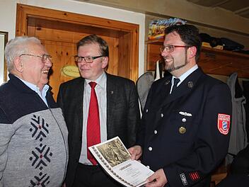 Der ehemalige aktive Feuerwehrmann Hilmar Hirth wurde für 60 Jahre Mitgliedschaft geehrt. Ihm gratulierten Vorsitzender Jochen Großmann (rechts) und Ludwigsstadts Dritter Bürgermeister Hubert Bischoff (Mitte).  Foto: Veronika Schadeck