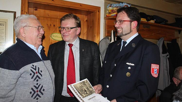 Der ehemalige aktive Feuerwehrmann Hilmar Hirth wurde für 60 Jahre Mitgliedschaft geehrt. Ihm gratulierten Vorsitzender Jochen Großmann (rechts) und Ludwigsstadts Dritter Bürgermeister Hubert Bischoff (Mitte).  Foto: Veronika Schadeck