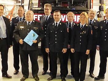 Für seine 50-jährige engagierte Mitgliedschaft dankte die Feuerwehr Stadtsteinach Ehrenkreisbrandmeister Georg Geyer. Manuel Steinl erhielt das Vertrauen als neuer Kommandant. Unser Bild zeigt (von links) Bürgermeister Roland Wolfrum, Vorsitzenden Hans-Jürgen Hempfling, Georg Geyer, Zweiten Vorsitzenden Oliver Baarske, Kommandanten Manuel Steinl, Kassierer Wilhelm Günther, Schriftführerin Evelyn Rummer, Kreisbrandinspektor Horst Tempel und Kreisbrandmeister Alexander Reinsch.  Foto: Klaus-Pet...