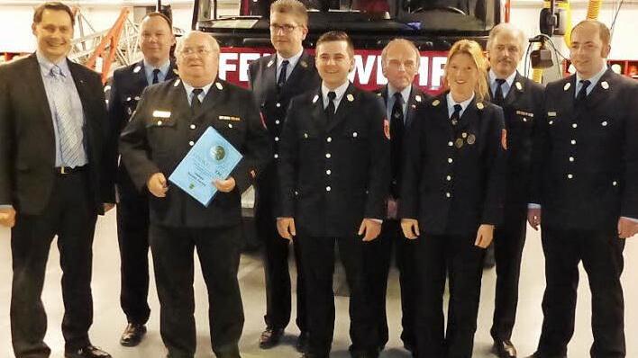 Für seine 50-jährige engagierte Mitgliedschaft dankte die Feuerwehr Stadtsteinach Ehrenkreisbrandmeister Georg Geyer. Manuel Steinl erhielt das Vertrauen als neuer Kommandant. Unser Bild zeigt (von links) Bürgermeister Roland Wolfrum, Vorsitzenden Hans-Jürgen Hempfling, Georg Geyer, Zweiten Vorsitzenden Oliver Baarske, Kommandanten Manuel Steinl, Kassierer Wilhelm Günther, Schriftführerin Evelyn Rummer, Kreisbrandinspektor Horst Tempel und Kreisbrandmeister Alexander Reinsch.  Foto: Klaus-Pet...