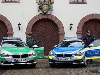 Alfons Hausmann (links) im klassischen Erscheinungsbild und Bernhard Schreiber in der neuen Uniform mit neuem Auto. Foto: Arkadius Guzy