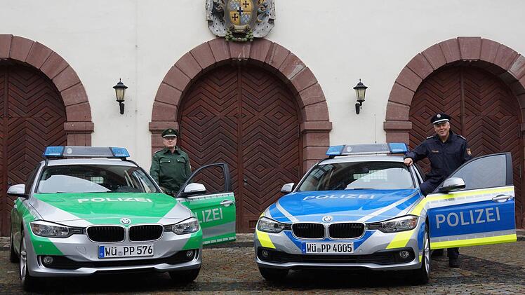 Alfons Hausmann (links) im klassischen Erscheinungsbild und Bernhard Schreiber in der neuen Uniform mit neuem Auto. Foto: Arkadius Guzy