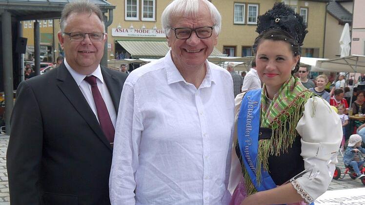 Überaus gern gesehener Gast: Der Vater des Puppenfestivals, Joachim Sauer (Mitte), im Smalltalk mit Martin Stingl und der Puppenfee. Foto: Berthold Köhler