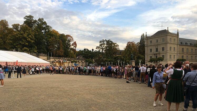 Riesiger Andrang vor dem Beginn des Coburger "Oktopafests" auf dem SchlossplatzFoto: Jochen Berger