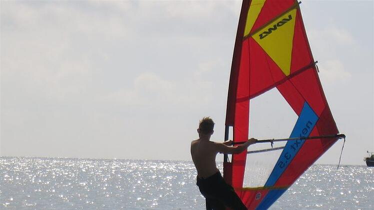 Simon Kohrmann (Holzkirchen) beim Surfen. Foto: Ralf Sauer