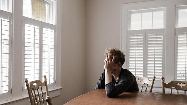 Alleine gehen müssen. Alleine Abschiednehmen. Das fühlt sich nicht richtig an und quält Betroffene. Manchen helfen zumindest kreative Lösungen, um mithilfe der digitalen Möglichkeiten zusammenkommen zu können.