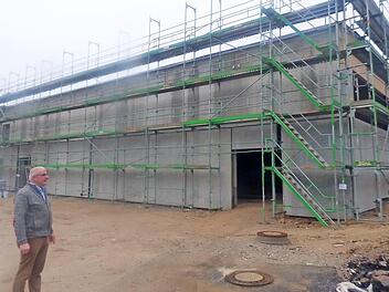 Bürgermeister Hanngörg Zimmermann vor dem Rohbau der neuen Doppelturnhalle  Foto: T. Weichert