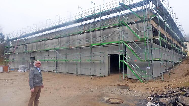 Bürgermeister Hanngörg Zimmermann vor dem Rohbau der neuen Doppelturnhalle  Foto: T. Weichert