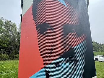 Optik trifft beim Rhönexpress Bahn-Radweg bei Wildflecken auf Akustik. Die Kommune hat die Anwesenheit von Elvis Presley mannigfaltig umgesetzt. Foto: Sebastian Schmitt