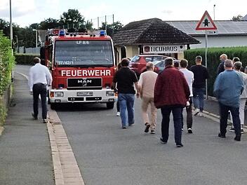In diesem Bereich der Neuhauser Hauptstraße ist es oft zu eng für ausrückende Feuerwehrfahrzeuge. Die Gemeinderäte machten sich ein Bild vor Ort.