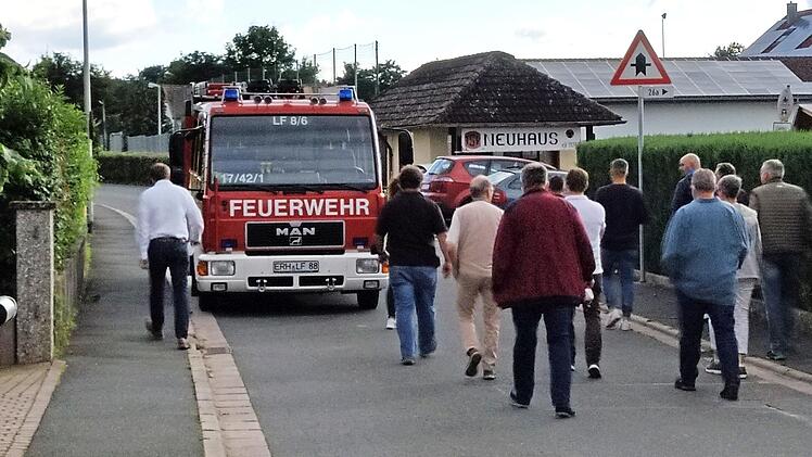 In diesem Bereich der Neuhauser Hauptstraße ist es oft zu eng für ausrückende Feuerwehrfahrzeuge. Die Gemeinderäte machten sich ein Bild vor Ort.