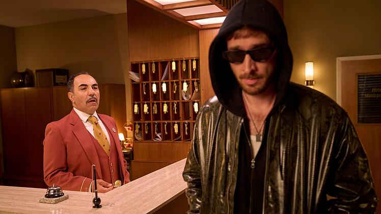 Concierge Charles (Adnan Maral, links) traut seinen Augen nicht: Hat wirklich Ryan Gosling (Tim Vanwersch) im Hotel Prinzenhof eingecheckt?