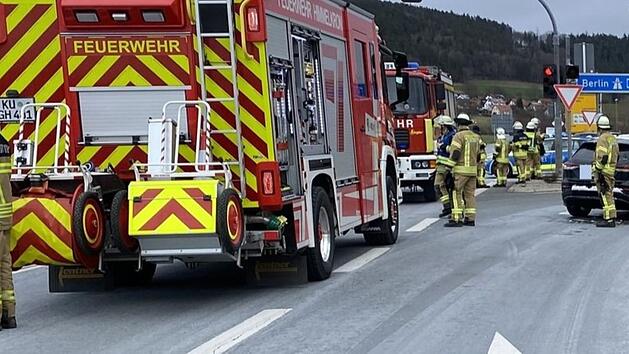 B303 bei Marktredwitz: Gro&szlig;er Feuerwehreinsatz wegen Unfall