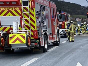B303 bei Marktredwitz: Gro&szlig;er Feuerwehreinsatz wegen Unfall